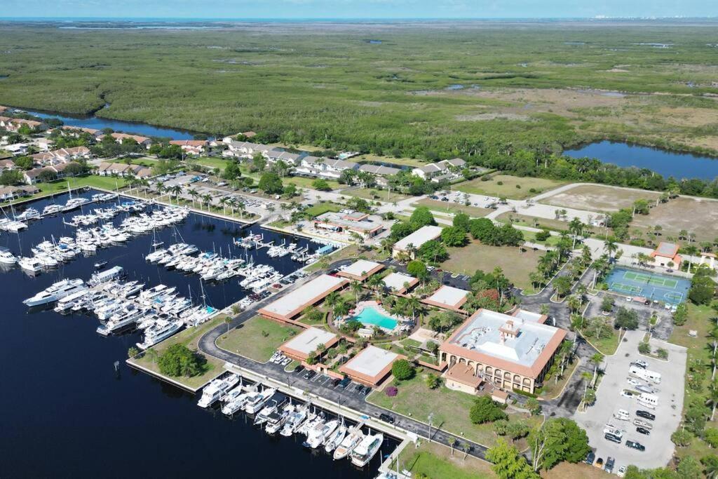شقة Marina Getaway On The Water! North North Naples المظهر الخارجي الصورة